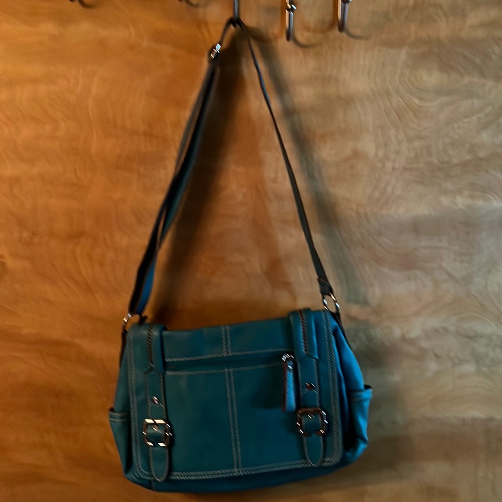 Medium size purse. Turquoise in color.